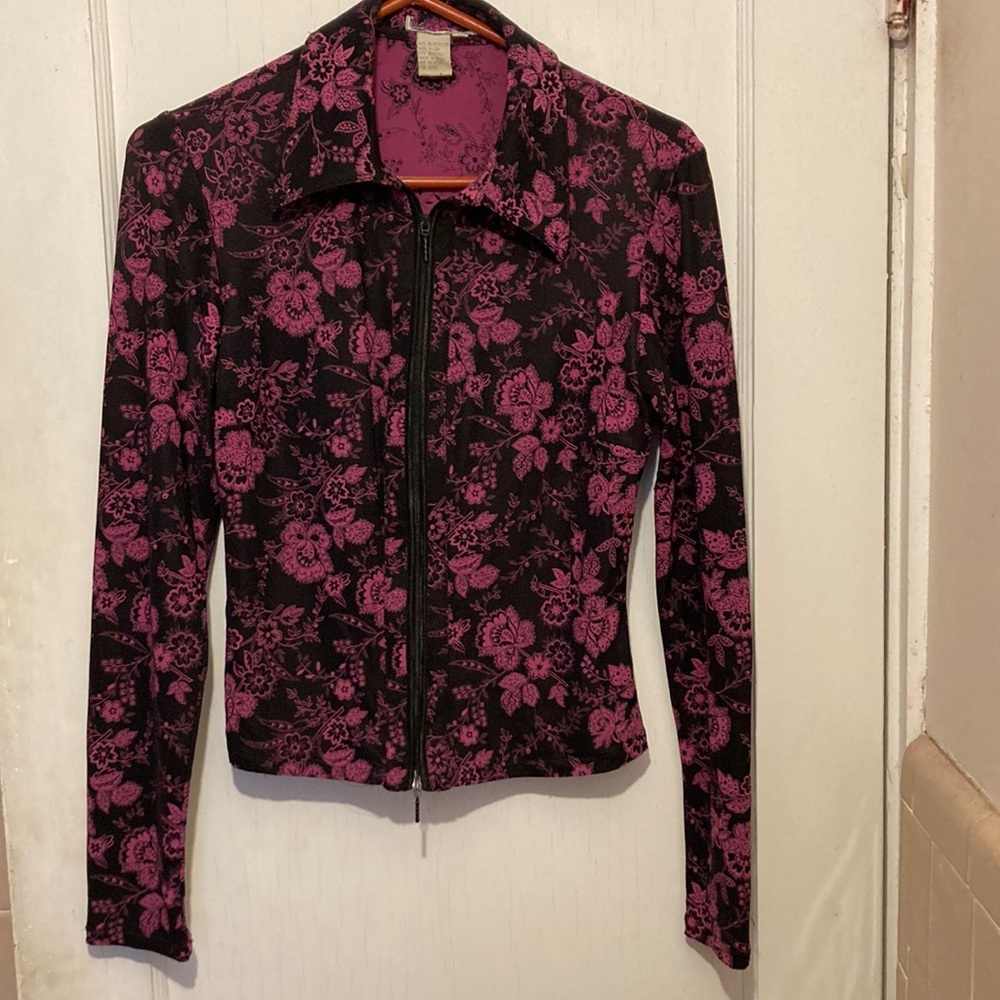 Smart zip front top. Form fitting and flattering.